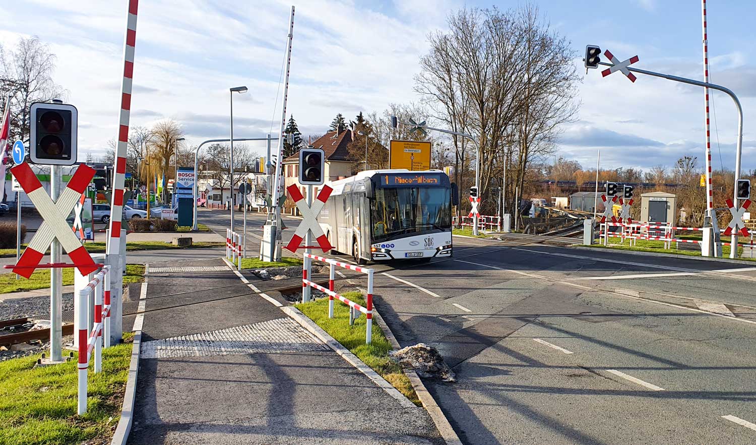 Bahnübergang an der Rodacher Straße, die Schranke ist offen