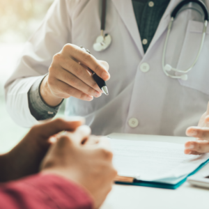 Ein Hausarzt berät einen Patienten.