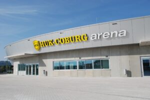 Aufnahme der HUK Coburg Arena bei Sonnenschein