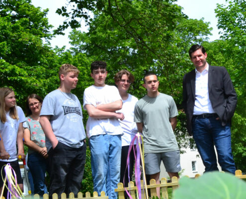Schüler der 7M der Heiligkreuzschule zeigen OB Dominik Sauerteig den Schulgarten
