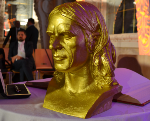 Eine goldene Büste Friedrich Rückerts auf einem Tisch