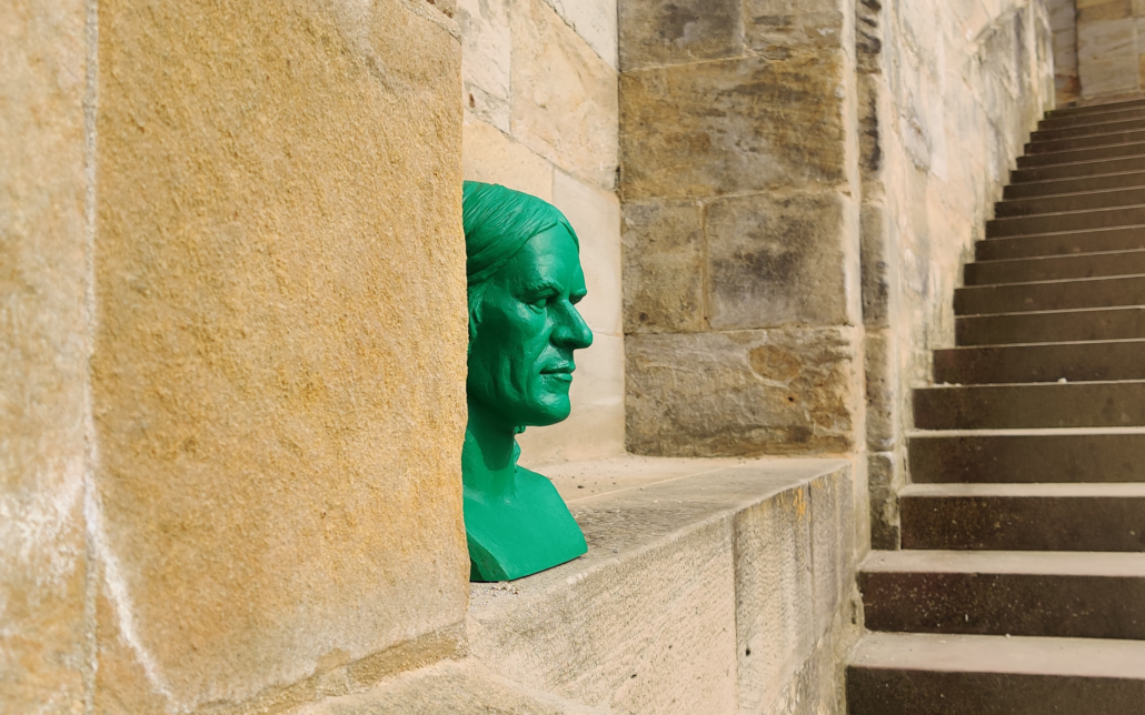 Rückertsuche_Hofgarten_Blog Grüne Büste von Friedrich Rückert